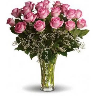 Beautiful 20 Baby Pink Roses in a Glass Vase! Wonderful view.